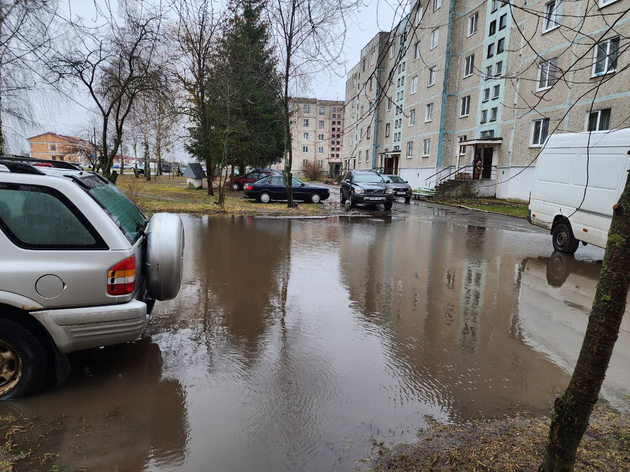 В многоэтажке по улице Карла Маркса затапливает стоянку и подвалы -  Драгічынскі веснік